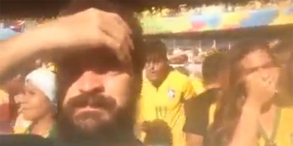 Video: Fans Brasil Tak Sengaja Buang Angin ke Arah Kekasih Neymar Video: Fans Brasil Tak Sengaja Buang Angin ke Arah Kekasih Neymar