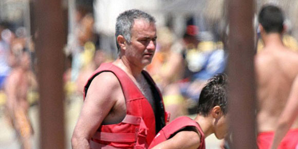 Santai Bersama Keluarga, Mourinho Nikmati Liburan di Yunani Santai Bersama Keluarga, Mourinho Nikmati Liburan di Yunani