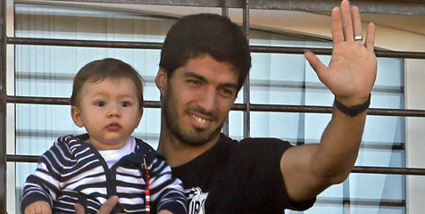 Ardiles: Suarez Pasti Bakal ke Barcelona Ardiles: Suarez Pasti Bakal ke Barcelona