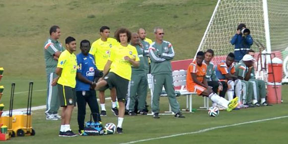 Rangkaian Kejahilan David Luiz di Sesi Latihan Brasil Rangkaian Kejahilan David Luiz di Sesi Latihan Brasil