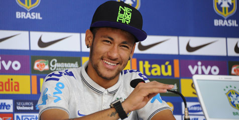 Kenakan Beats, Neymar Pancing Kontroversi Kenakan Beats, Neymar Pancing Kontroversi