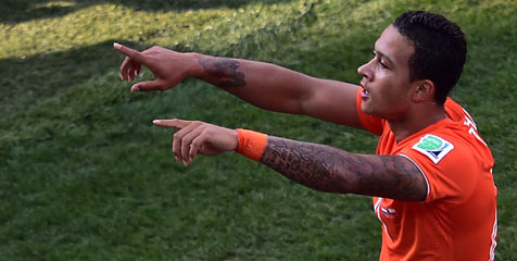 Van Persie 'Dorong' United Buru Depay Van Persie 'Dorong' United Buru Depay