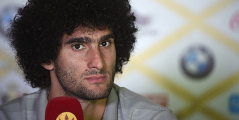 Fellaini Akui Butuh Banyak Orang Hentikan Messi 