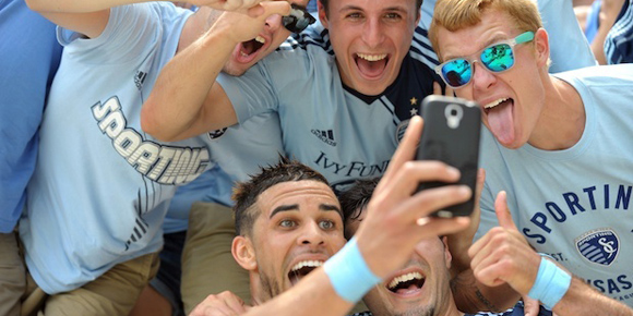 Rayakan Gol Dengan Selfie Bareng Fans, Pemain Ini Dihukum Wasit Rayakan Gol Dengan Selfie Bareng Fans, Pemain Ini Dihukum Wasit