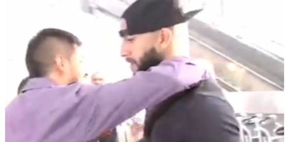 Inilah Reaksi Tim Howard Diminta Berpelukan dengan Fans Pria Inilah Reaksi Tim Howard Diminta Berpelukan dengan Fans Pria