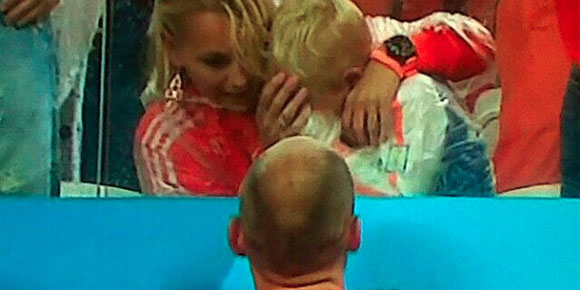 Video: Belanda Kalah, Robben Hibur Anaknya yang Menangis Video: Belanda Kalah, Robben Hibur Anaknya yang Menangis