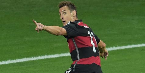 Klose Anggap Messi Sejajar Maradona