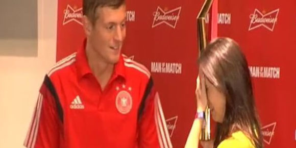 Video: Beri Trofi Man of the Match ke Kroos, Gadis Ini Menangis 