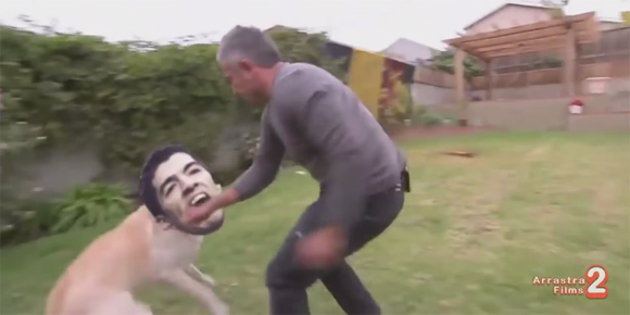 Gigitan Suarez Diparodikan Dalam Video 'Dog Whisperer' Gigitan Suarez Diparodikan Dalam Video 'Dog Whisperer'
