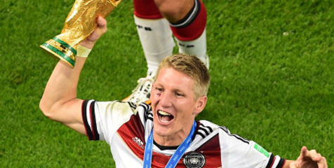 Schweinsteiger Persembahkan Trofi untuk Warga Brasil Schweinsteiger Persembahkan Trofi untuk Warga Brasil