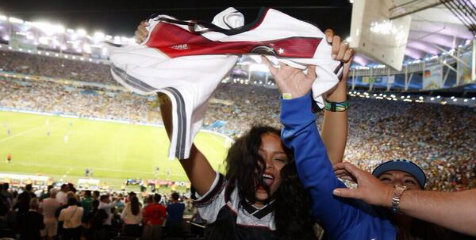 Juara Piala Dunia, Poldi dan Schweini Cium Rihanna
