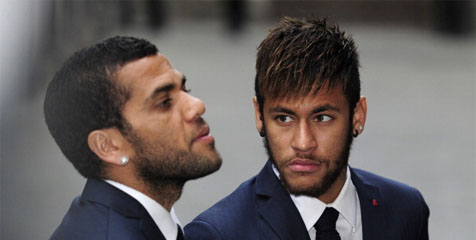 Alves: Neymar Belum Bisa Berjalan Normal Alves: Neymar Belum Bisa Berjalan Normal