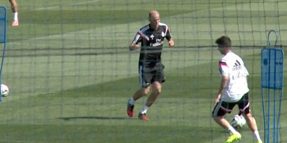 Video: Aksi Zidane Latih Real Madrid Castilla Video: Aksi Zidane Latih Real Madrid Castilla