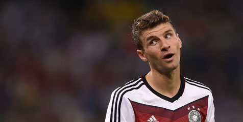 Thomas Muller Tampil Cantik Mengenakan Gaun Wanita Thomas Muller Tampil Cantik Mengenakan Gaun Wanita
