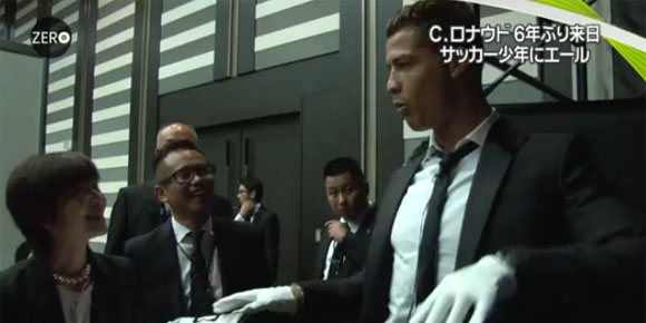 Kenakan Sarung Tangan, Ronaldo Bergaya bak Michael Jackson Kenakan Sarung Tangan, Ronaldo Bergaya bak Michael Jackson
