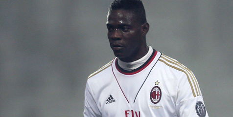 Balotelli Menyetrika Baju Sambil Menari & Baca Buku Balotelli Menyetrika Baju Sambil Menari & Baca Buku