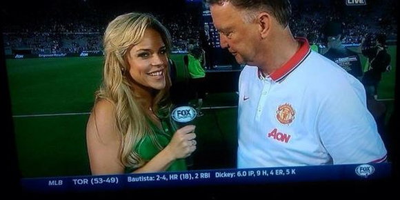 Video: Lirikan Nakal Van Gaal Saat Diwawancarai Reporter Cantik