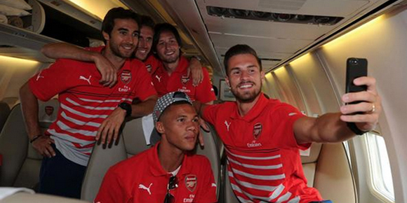 Nikmati Perjalanan ke New York, Pemain Arsenal Sibuk Narsis di Pesawat Nikmati Perjalanan ke New York, Pemain Arsenal Sibuk Narsis di Pesawat
