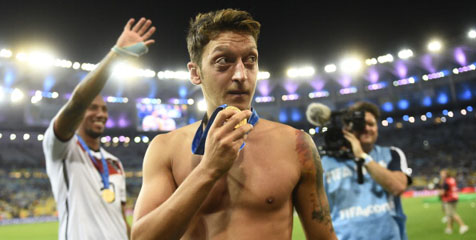 Momen Lebaran, Ozil Ajak Sang Kekasih Bersantai di Las Vegas Momen Lebaran, Ozil Ajak Sang Kekasih Bersantai di Las Vegas