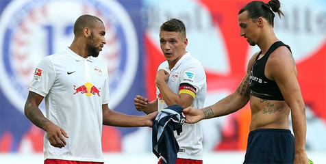 Zlatan Cegah Dua Pemain Berkelahi Akibat Berebut Jersey