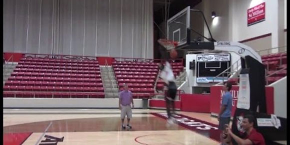 Balotelli Pamer Skill Slam-Dunk Satu Tangan Balotelli Pamer Skill Slam-Dunk Satu Tangan