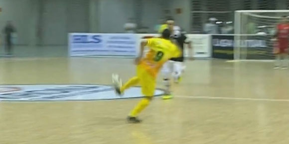 Pemain Ini Cetak Gol Scorpion Kick ala Ibra di Arena Futsal Pemain Ini Cetak Gol Scorpion Kick ala Ibra di Arena Futsal