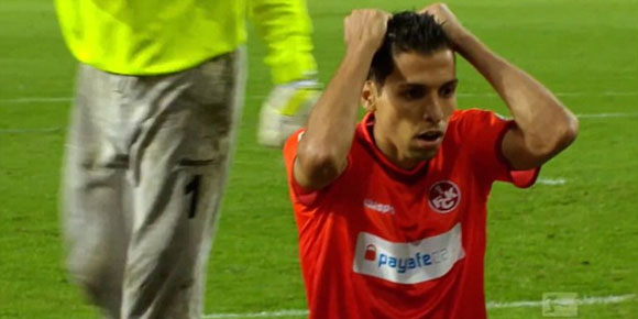 Tinggal Cocor Bola, Finishing Pemain Ini Malah Mengangkasa