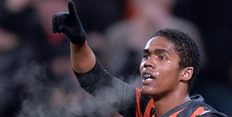Lucescu: Douglas Costa Lebih Kuat Ketimbang James Rodriguez Lucescu: Douglas Costa Lebih Kuat Ketimbang James Rodriguez