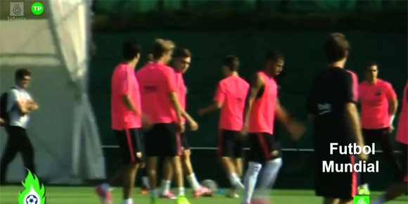 Video: Latihan Perdana, Suarez Dikerjai Pique Video: Latihan Perdana, Suarez Dikerjai Pique