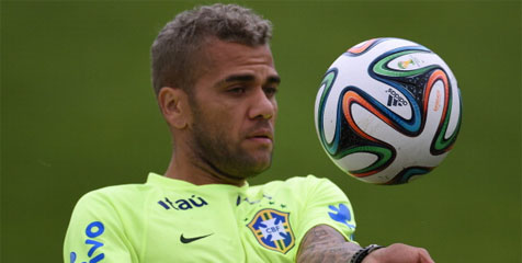Agen: Dani Alves Bertahan di Barca Agen: Dani Alves Bertahan di Barca