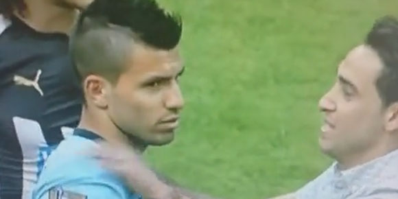 Nekat Masuk Lapangan, Fans Ini Cium Aguero Nekat Masuk Lapangan, Fans Ini Cium Aguero