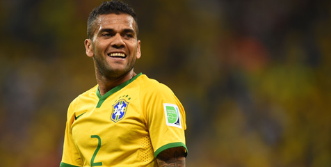 Dani Alves Pamerkan Foto Tendang Kepala Alex Song Dani Alves Pamerkan Foto Tendang Kepala Alex Song