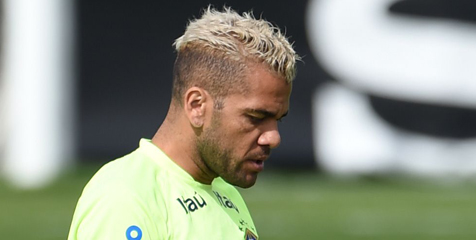 Dani Alves Dapat Sambutan Tak Ramah di Camp Nou Dani Alves Dapat Sambutan Tak Ramah di Camp Nou