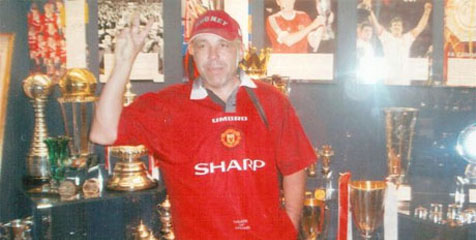 Gila! Fans Ini Ubah Nama Jadi Manchester United dan Tato MU di Kepala Gila! Fans Ini Ubah Nama Jadi Manchester United dan Tato MU di Kepala