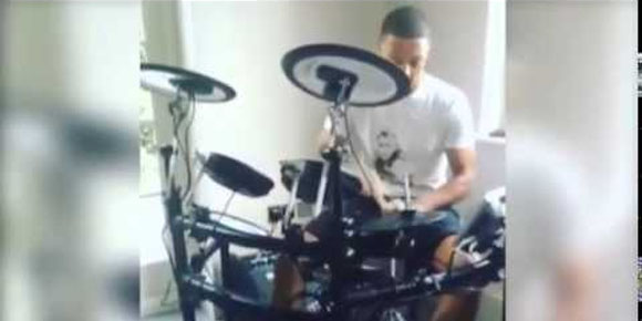 Video: Chamberlain Pamer Aksi Gebuk Drum Video: Chamberlain Pamer Aksi Gebuk Drum