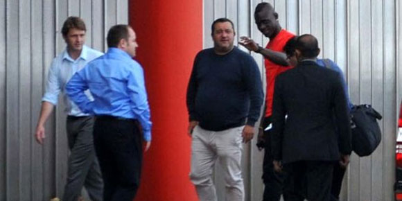 Sambut Balotelli di Liverpool, Pria Ini Nekat Ber-Ice Bucket Challenge Sambut Balotelli di Liverpool, Pria Ini Nekat Ber-Ice Bucket Challenge