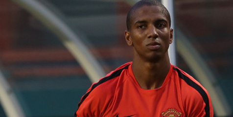 Poyet: Ashley Young Kesulitan Karena Reputasi Diving Poyet: Ashley Young Kesulitan Karena Reputasi Diving