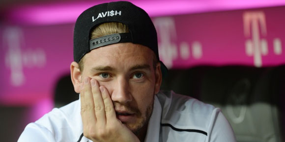 Aksi Gagal Bendtner Tiru Trik Ibrahimovic di Depan Gawang Turki 