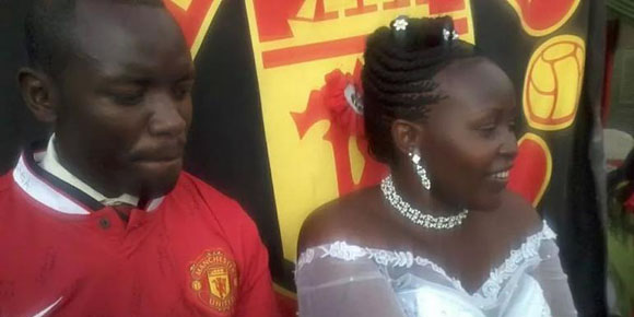 Ini Cara Fans Fanatik United di Kenya Rayakan Pernikahan Ini Cara Fans Fanatik United di Kenya Rayakan Pernikahan