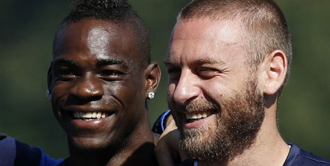 De Rossi Bantah Sindir Balotelli Dengan 'Stiker Panini' De Rossi Bantah Sindir Balotelli Dengan 'Stiker Panini'