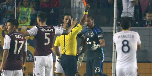 Rekor! Kiper Ini Dikartu Merah 34 Detik Setelah Kick Off