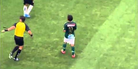 Video: Adili Laga, Wasit Ini Malah Jadi Korban 'Pelanggaran' Video: Adili Laga, Wasit Ini Malah Jadi Korban 'Pelanggaran'