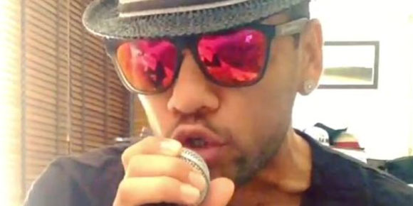 Video: Alves Unjuk Kemampuan Menyanyi Video: Alves Unjuk Kemampuan Menyanyi