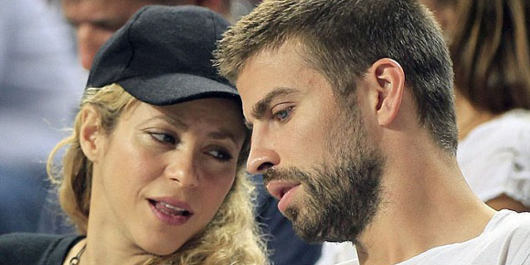 Galeri: Absen Bela La Roja, Pique Berduaan Bareng Shakira Galeri: Absen Bela La Roja, Pique Berduaan Bareng Shakira