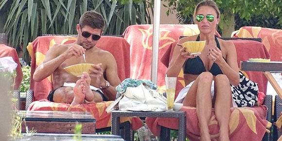 Pensiun, Gerrard Ajak Sang Istri Berjemur di Arab Pensiun, Gerrard Ajak Sang Istri Berjemur di Arab