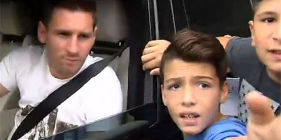 Video: Dapat Kesempatan Jumpa Messi, Bocah Ini Menggila Video: Dapat Kesempatan Jumpa Messi, Bocah Ini Menggila