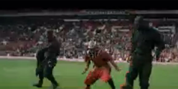 Dikejar-kejar Ninja, Samurai Ini Beraksi Olah Bola di Old Trafford Dikejar-kejar Ninja, Samurai Ini Beraksi Olah Bola di Old Trafford