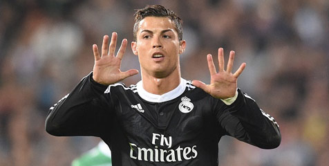 Ronaldo Tersanjung dengan Spanduk Terbang Fans United Ronaldo Tersanjung dengan Spanduk Terbang Fans United