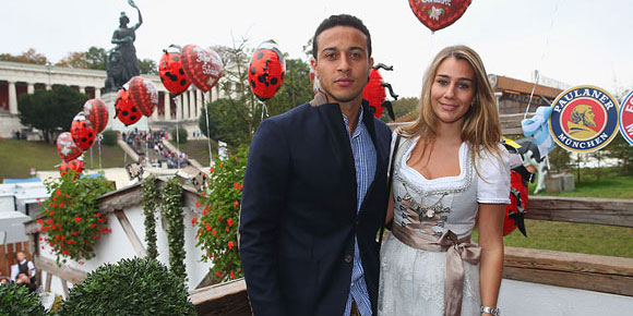 Galeri: Cantiknya Kekasih Thiago Alcantara di Pesta Oktoberfest Galeri: Cantiknya Kekasih Thiago Alcantara di Pesta Oktoberfest