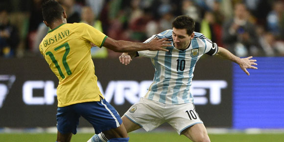 Bad Mood, Messi Tak Suka Rambutnya Disentuh Kaka Bad Mood, Messi Tak Suka Rambutnya Disentuh Kaka